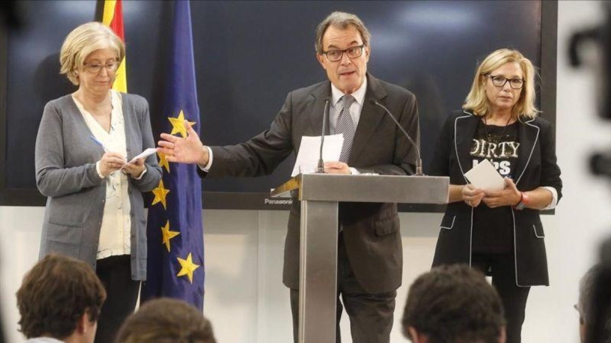 El expresidente de la Generalitat, Artur Mas, en rueda de prensa junto a la 'exconsellera' Irene Rigau (izquierda) y la exvicepresidenta Joana Ortega.-JOAN PUIG