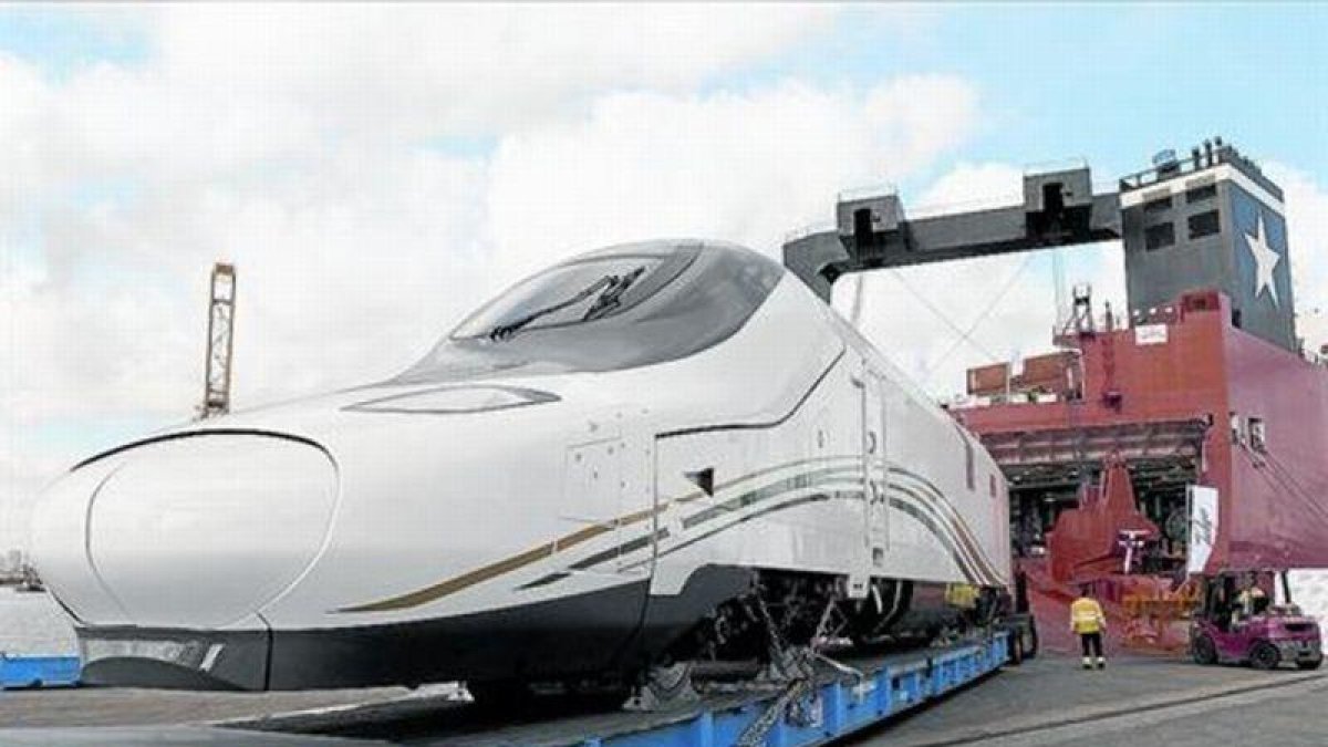 Una unidad del Talgo en el puerto de Barcelona, a punto para cargar con destino a Arabia Saudí.-AFP / JOSEP LAGO