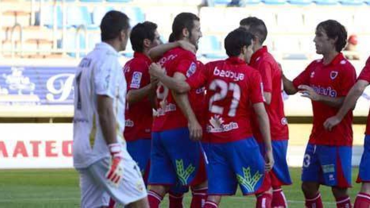 Los jugadores rojillos abrazan a Nagore tras marcar el penalti. / A. Martínez-