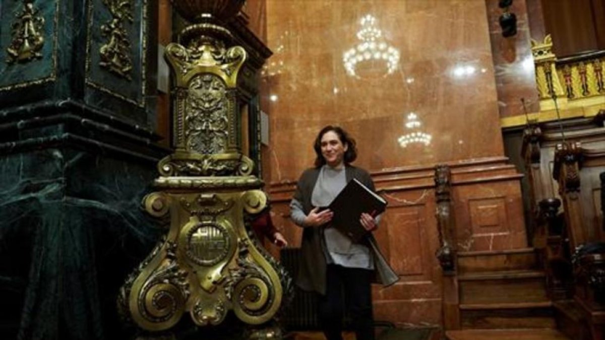 La alcaldesa Ada Colau en el salón Carles Pi i Sunyer, durante el pleno del pasado viernes.-/ EFE / ALEJANDRO GARCÍA