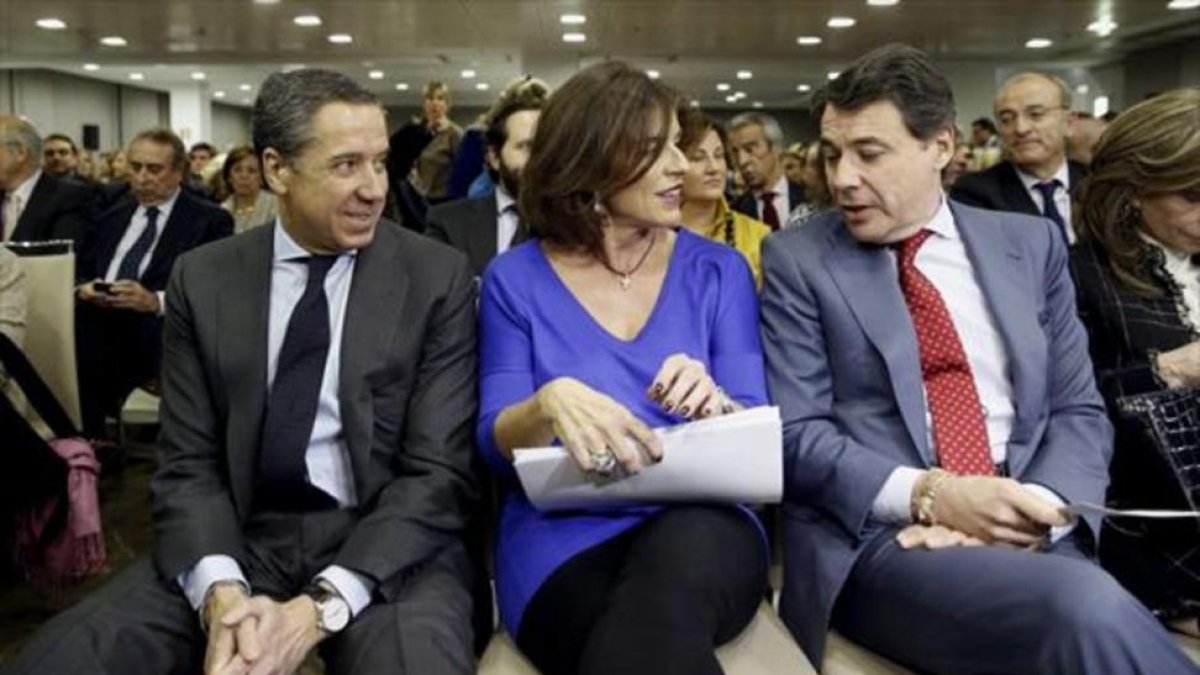 Eduardo Zaplana, Ana Botella e Ignacio González, en el Club Siglo XXI, el 2 de diciembre del 2013.-EFE / JUANJO MARTÍN