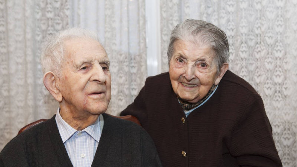El matrimonio de centenarios, Tasio (103 años) y Natividad (102 años), en su casa de Soria. CONCHA ORTEGA-