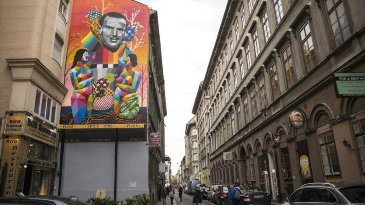 Vista del mural de Okuda San Miguel en Budapest  en recuerdo a Ángel Sanz-Briz.-EFE / BALAZS MOHAI