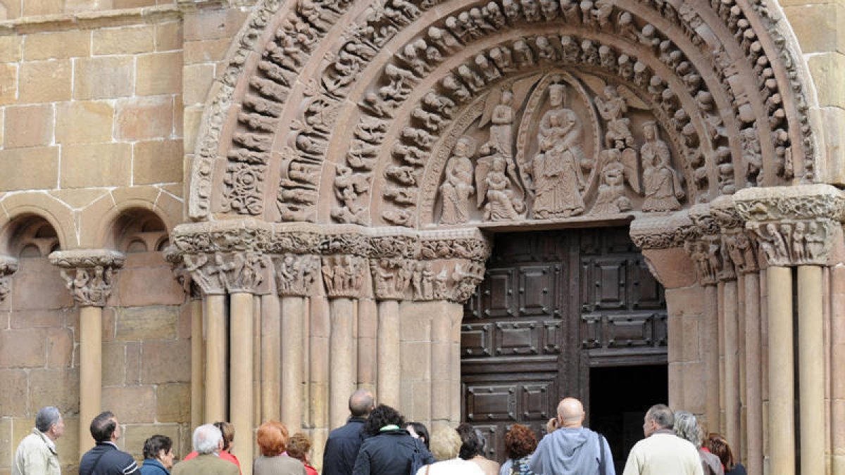 Turistas en la iglesia de Santo Domingo de la capital. /V. G. -