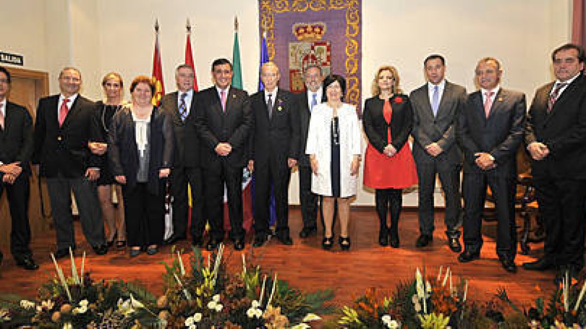 Imagen de grupo de los descendiente de la familia Martín Borque con diputados provinciales. -