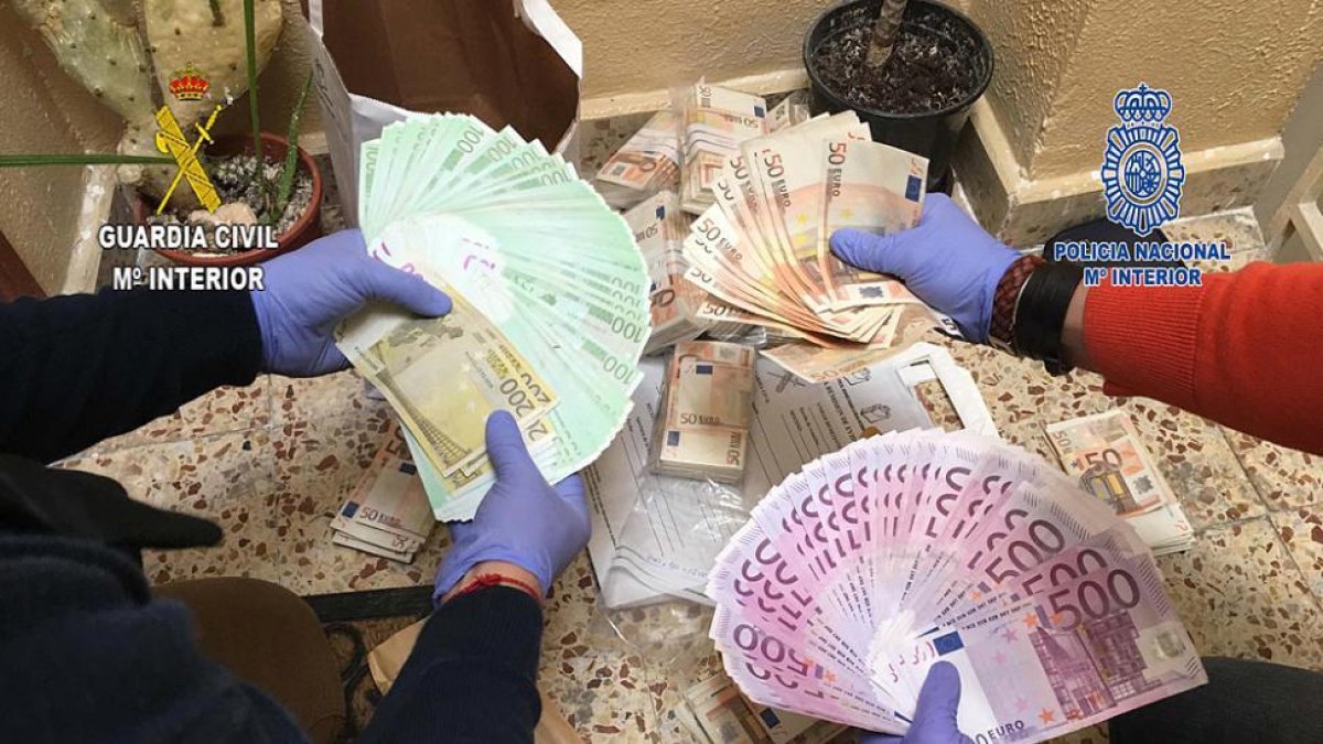 Los agentes incautaron gran cantidad de dinero en efectivo.-Ministerio del Interior