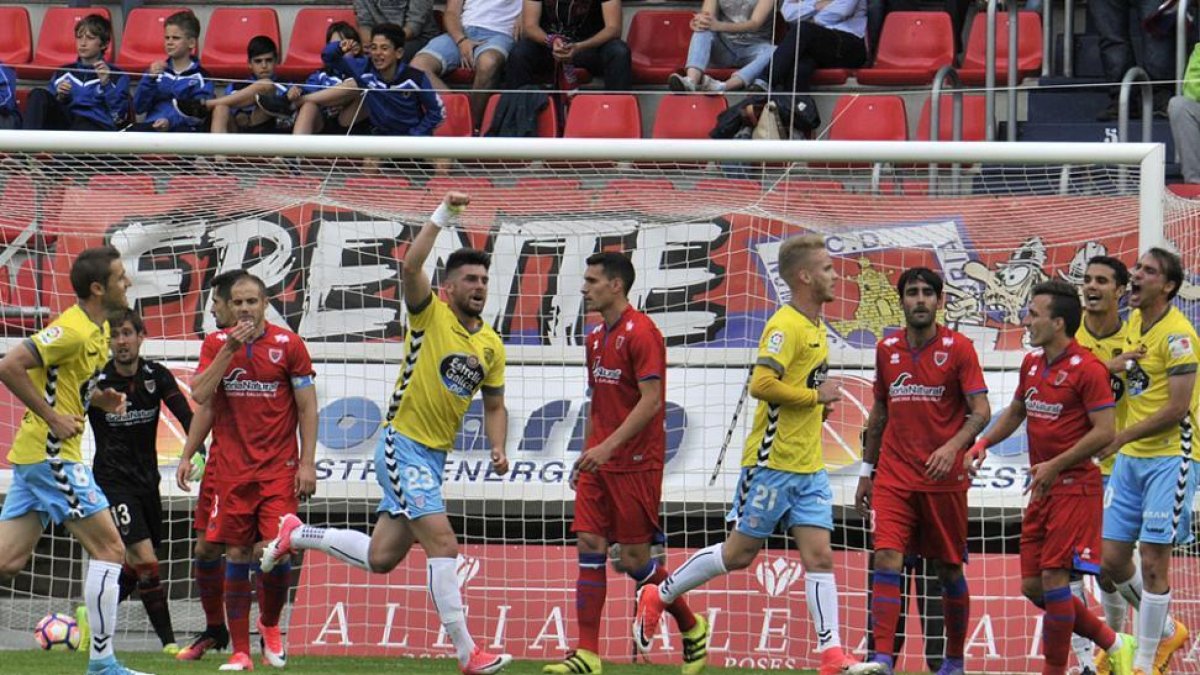 Los jugadores del Lugo celebran el gol que a la postre significaría la victoria en Los Pajaritos.-Valentín Guisande