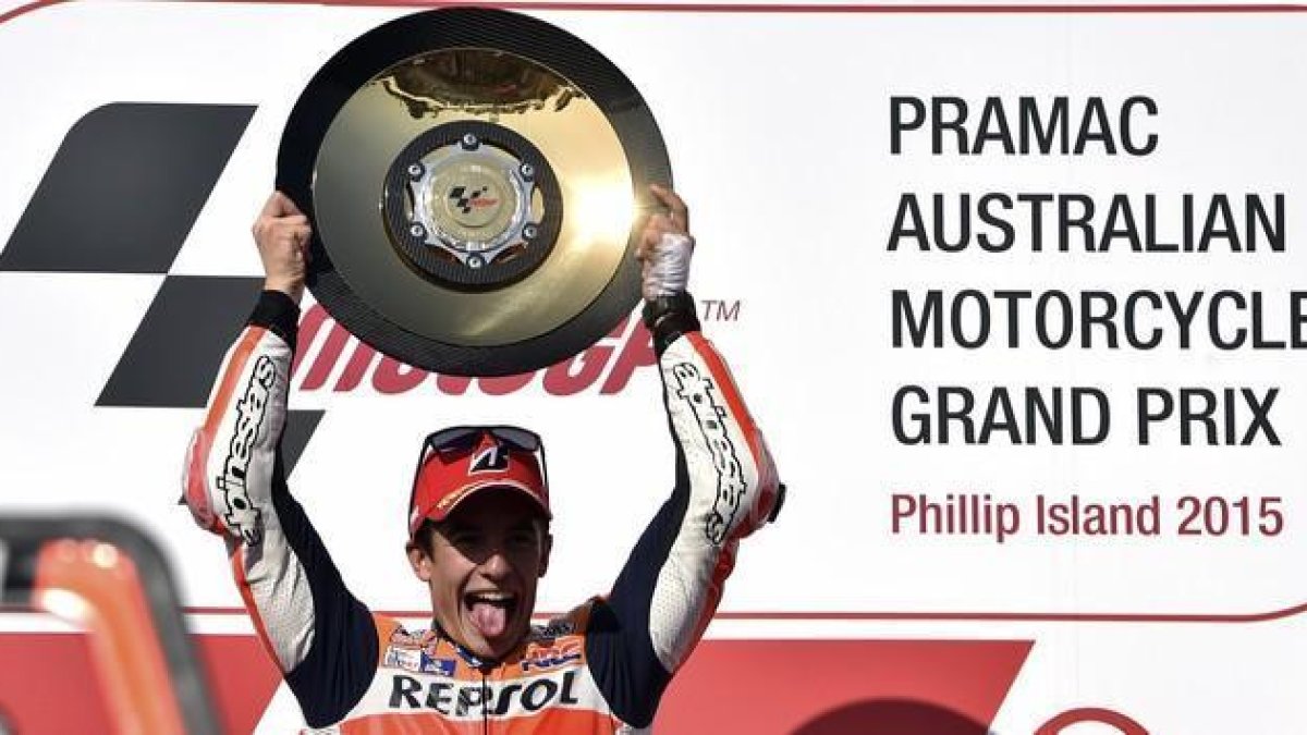 Márquez celebra en el podio de Phillip Island su victoria en el Gran Premio de Australia de MotoGP.-AFP