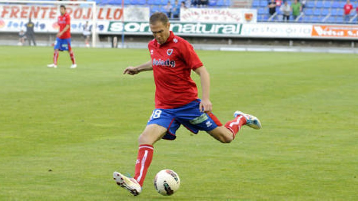 Nano hace dos temporadas con la camiseta del Numancia-