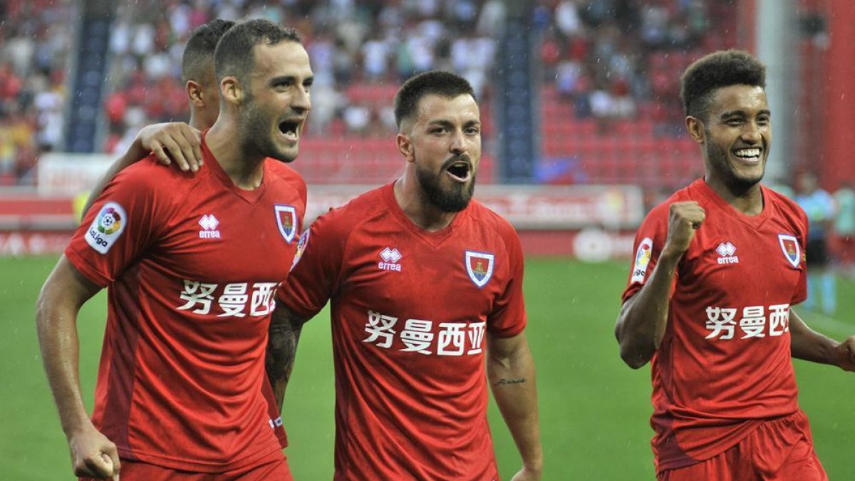 Higinio, Héctor y Otegui celebran el 1-0 logrado por el delantero murciano.-Valentín Guisande