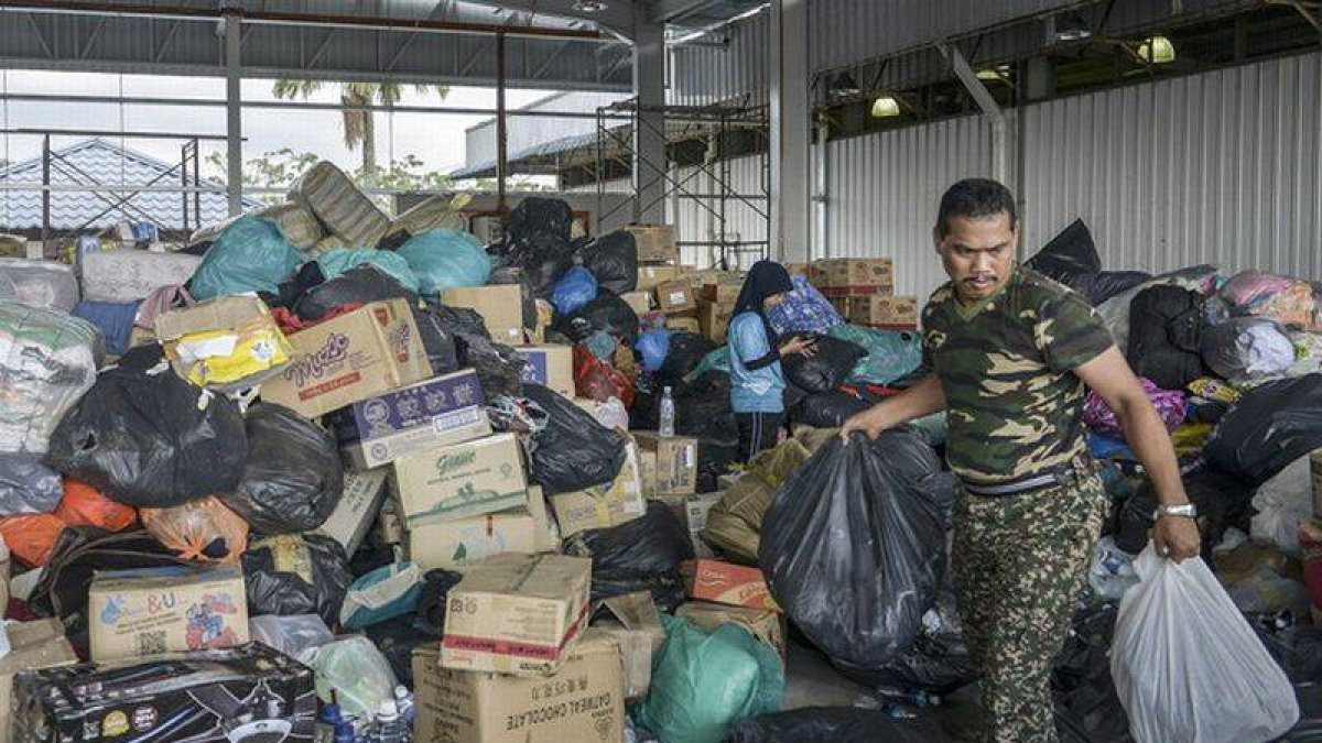 Las fuerzas aéreas de Malasia preparan provisiones para enviar a las áreas afectadas por las inundaciones.-Foto: FAZRY ISMAIL / EFE
