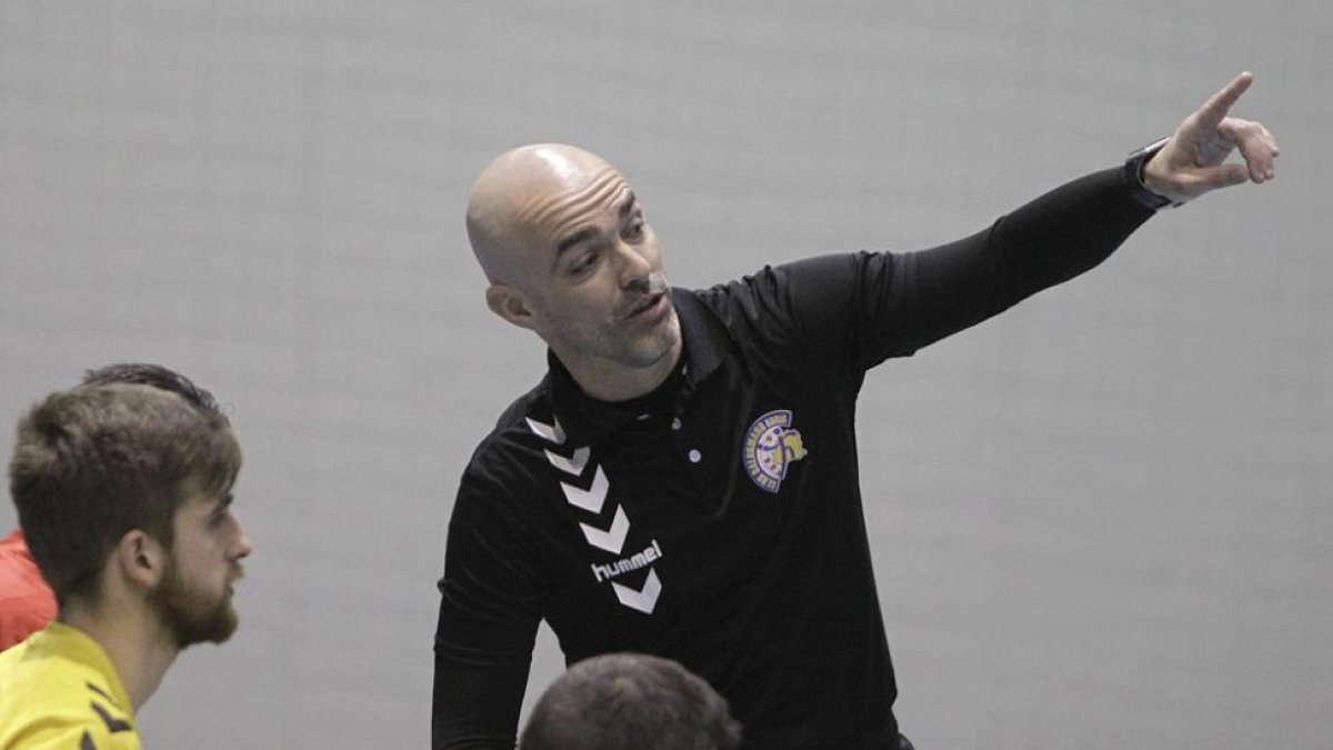 Daniel Bandrés, entrenador del BMSoria, da instrucciones durante un partido esta temporada.-LUIS ÁNGEL TEJEDOR