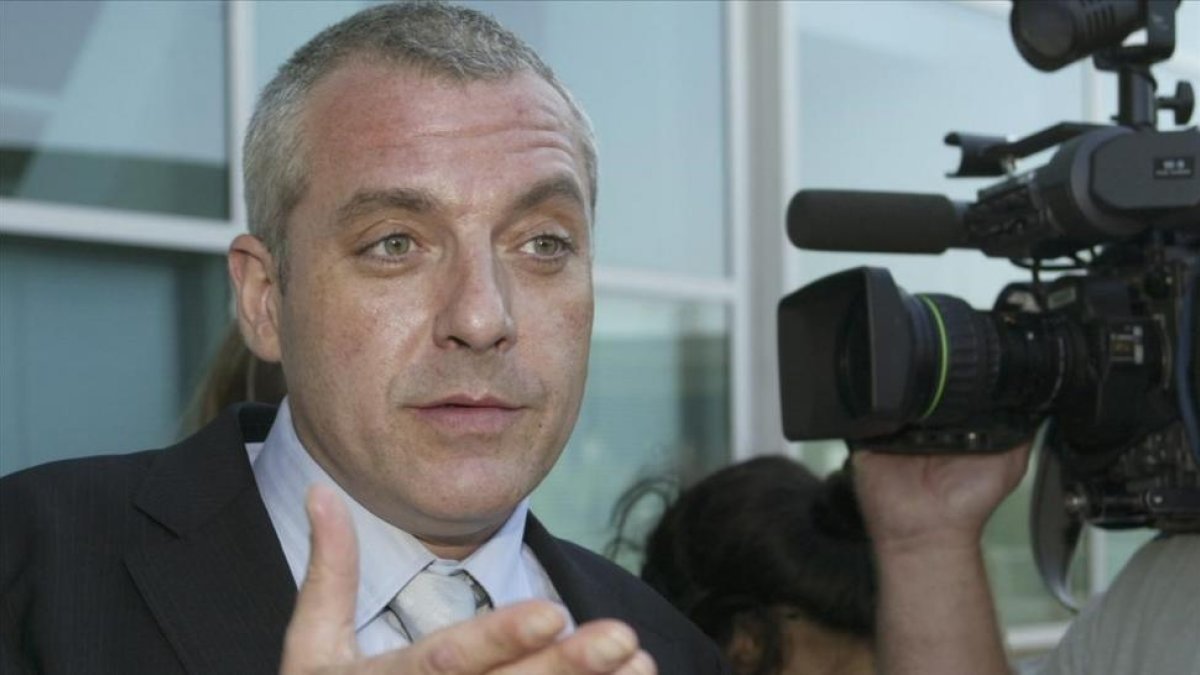 Tom Sizemore habla con los medios a la salida de un juicio por maltrato, en el 2003.-/ AP / DAMIAN DOVARGANES