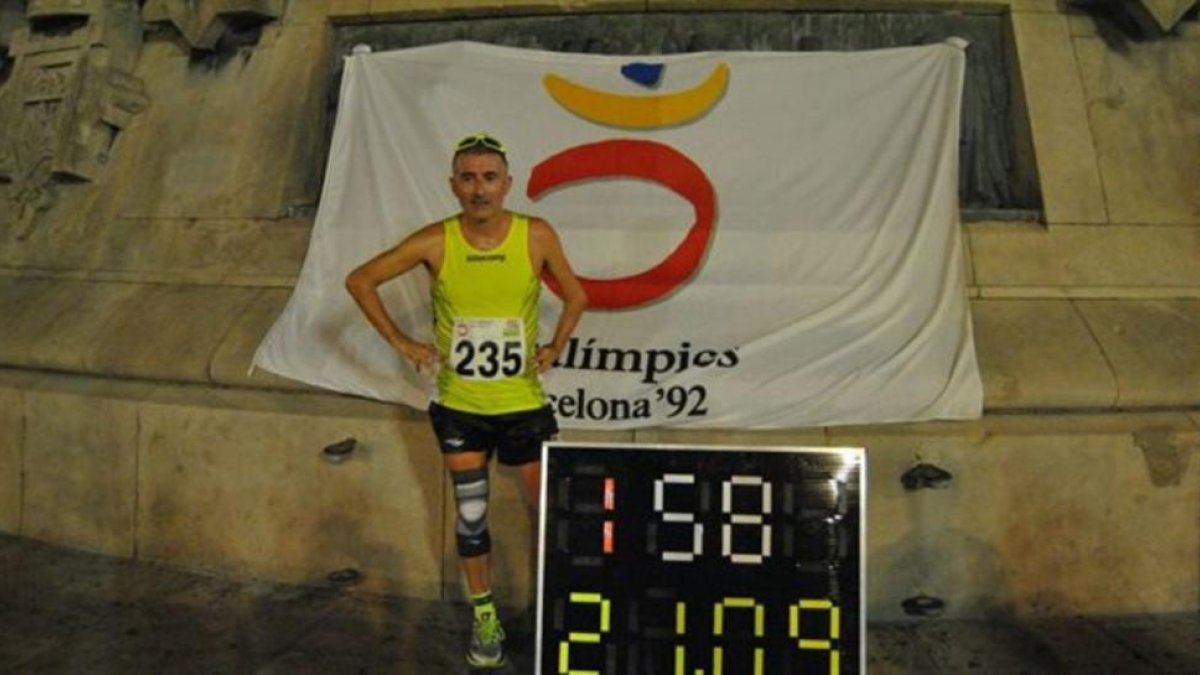 Javi Conde, después de completar su medio maratón por los alrededores del monumento de Colón-EL PERIÓDICO