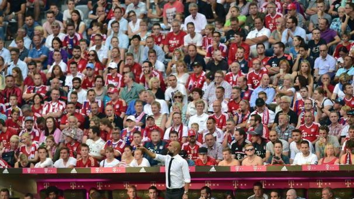 Guardiola ante la grada del Allianza Arena, el estadio del Bayern de Munich.-EFE/PETER KNEFFEL