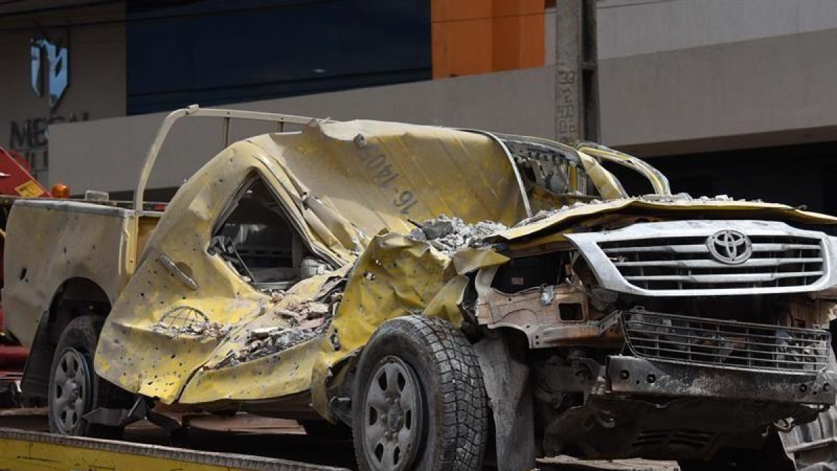 Uno de los vehículos de la firma española Prosegur, incendiado tras un millonario atraco a la empresa en Ciudad del Este (Paraguay).-EFE