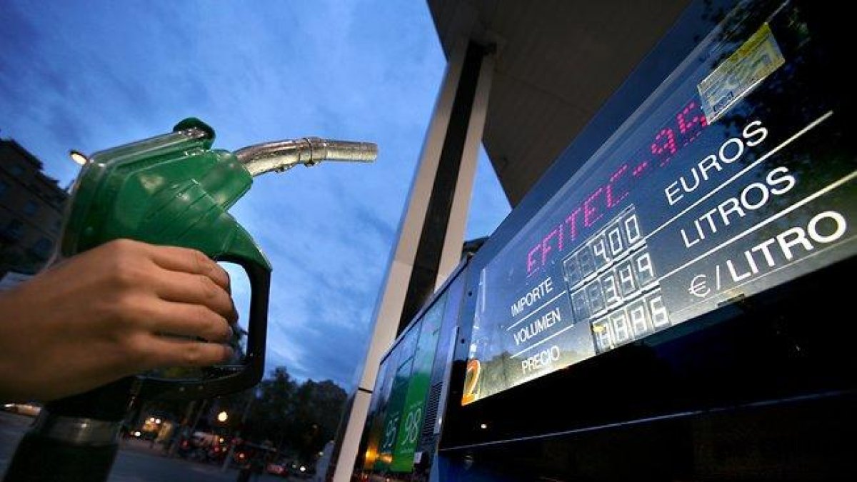 Surtidor de una gasolinera.-MAITE CRUZ