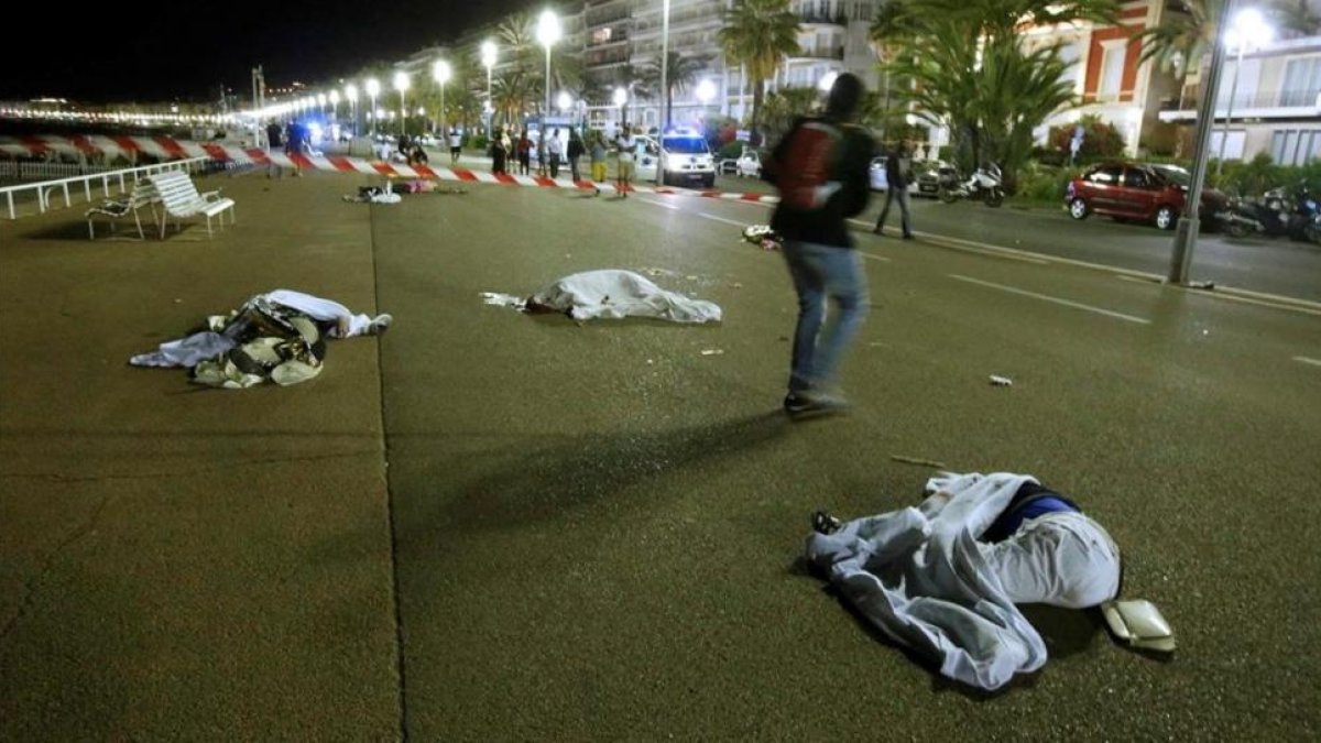 Cuerpos en el suelo después del atropello masivo en Niza, este viernes.-REUTERS / ERIC GAILLARD