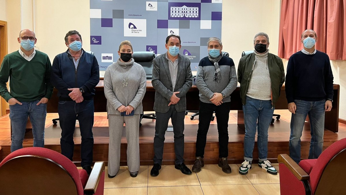 El presidente de la Diputación, Benito Serrano, en el centro de la imagen, acompañado de alcaldes.-HDS