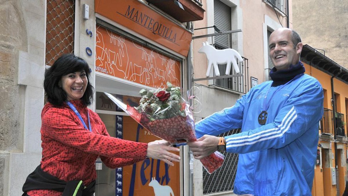 Aurora Angulo y Félix Hernández junto a la pastelería que regentan en la calle Zapatería.-VALENTÍN GUISANDE