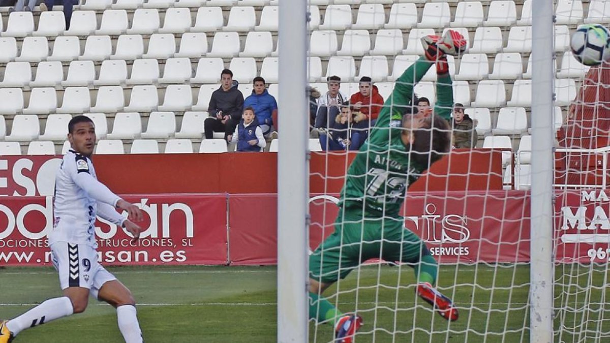 Aridane remata de cabeza y marca el único gol del partido, entre el Albacete y el Numancia, ayer, en el Carlos Belmonte.-AREA 11