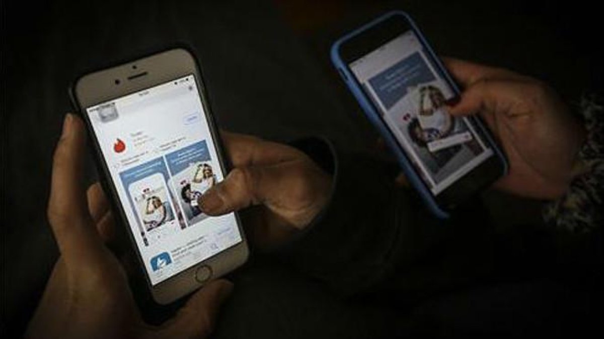 Usuarios con la aplicación de Tinder en sus moviles.-DANNY CAMINAL