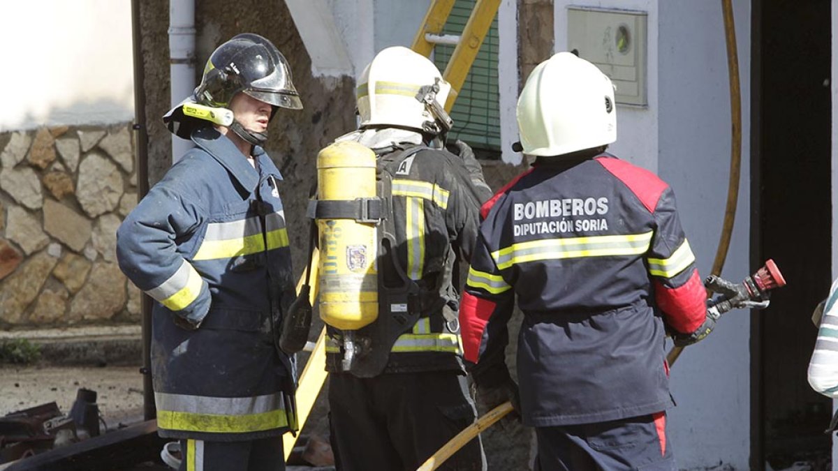 Los bomberos intervienen en un fuego en Vadillo.-HDS