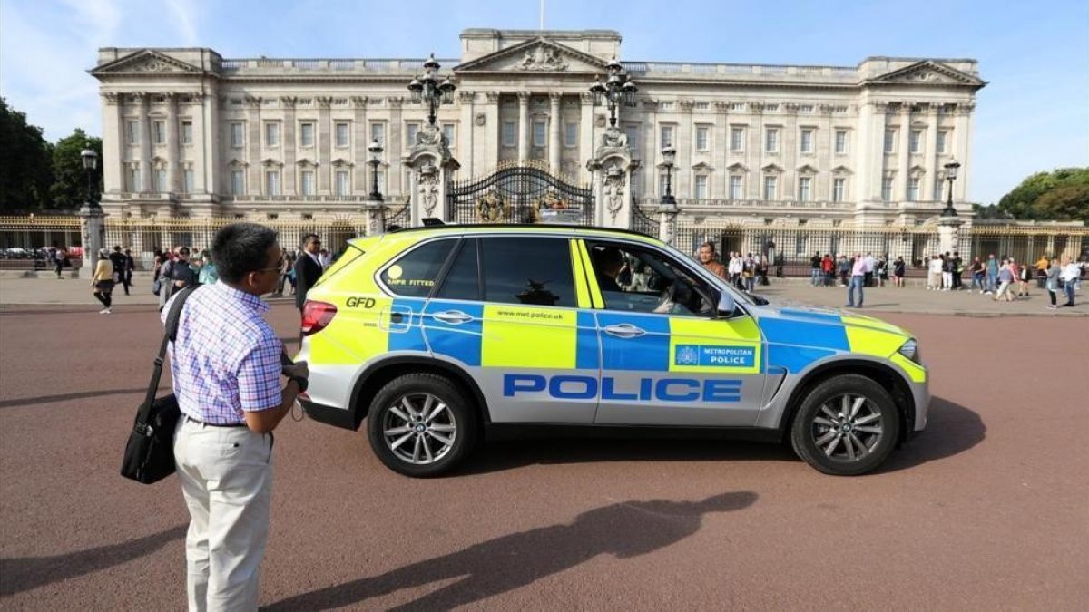 Un vehículo policial patrulla frente al Palacio de Buckingham, este sábado-REUTERS / PAUL HACKETT