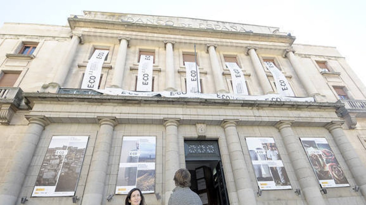La ministra de Cultura posa, junto al alcalde de la ciudad, Carlos Martínez, ante la fachada de la antigua sede del Banco de España. / ÁLVARO MARTÍNEZ-