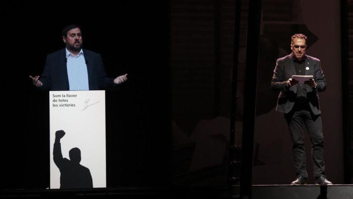 El discurso de Oriol Junqueras (presente vía holograma) leído durante la conferencia política en el Palau Sant Jordi de Barcelona, el pasado día 29.-ALBERT BERTRAN