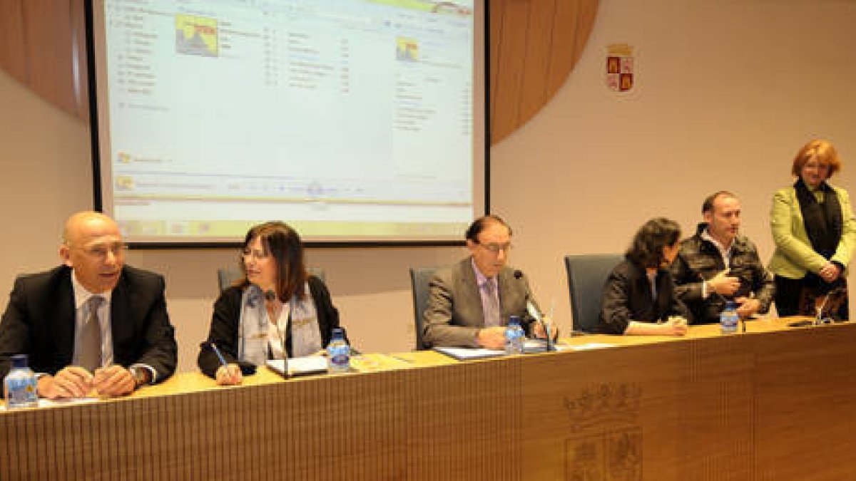 Un momento de la mesa redonda organizada ayer por Fapa Soria. / ÚRSULA SIERRA-