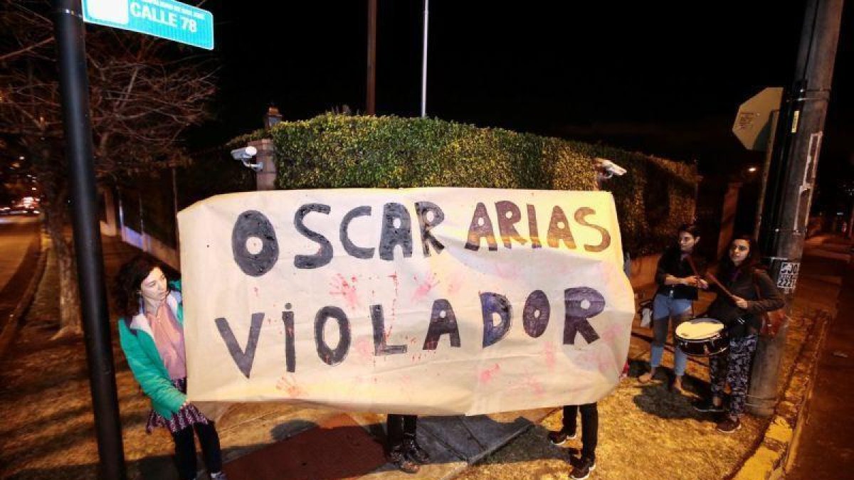 Las protestan en contra de Oscar Arias por las acusaciones en su contra de abusos sexuales.-REUTERS
