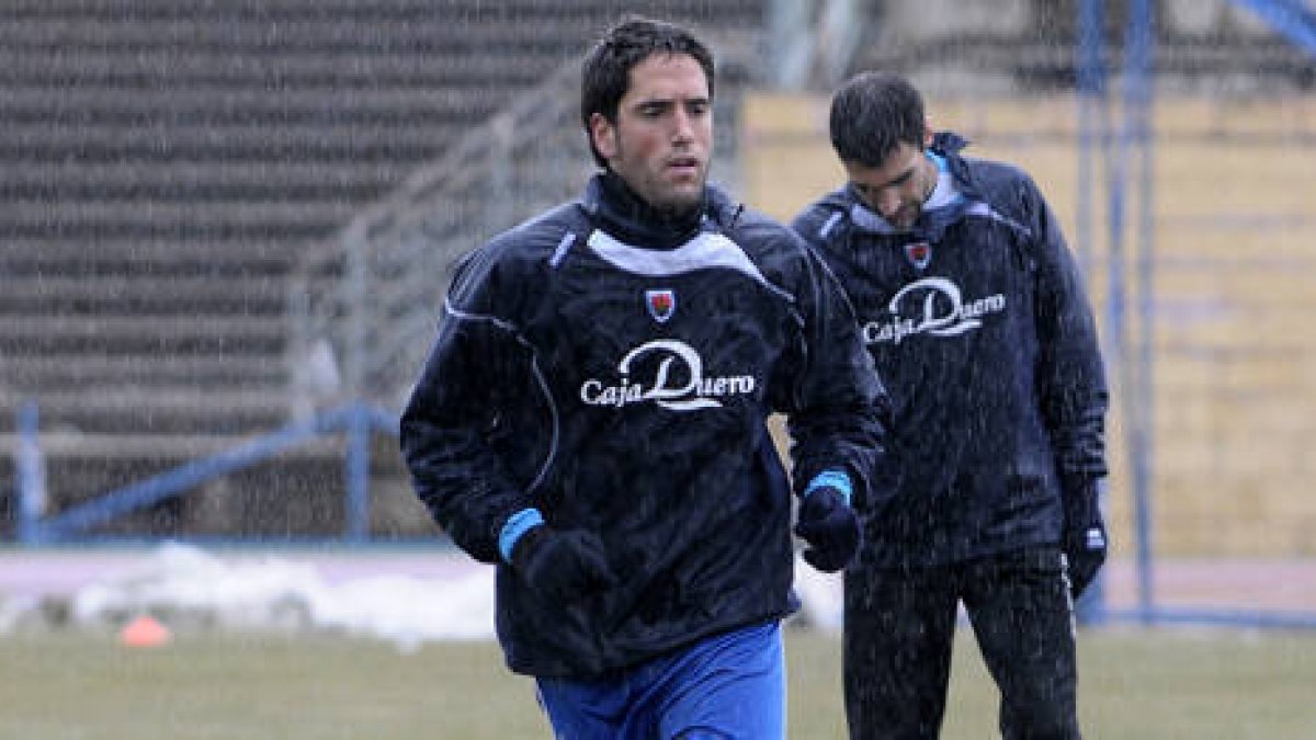Íñigo Vélez en el entrenamiento de ayer del Numancia. / U. Sierra-