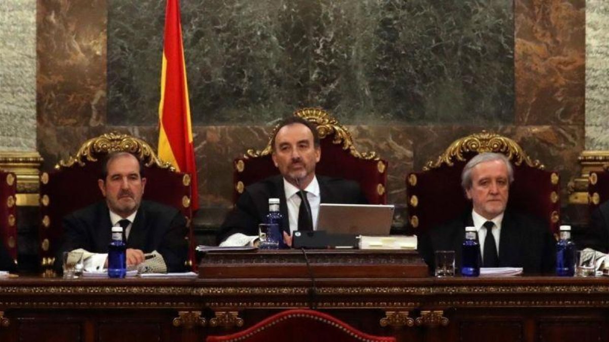 El magistrado Manuel Marchena, junto a los jueces Andrés Martínez Arreieta y Juan Ramón Berdugo, el pasado 18 de diciembre en el Tribunal Supremo, durante la vista de las cuestiones previas del caso del procés. /-EFE/ BALLESTEROS