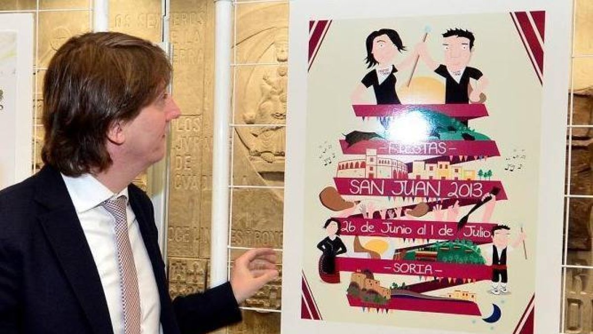 Mínguez el miércoles pasado con el cartel ganador. VALENTÍN GUISANDE-