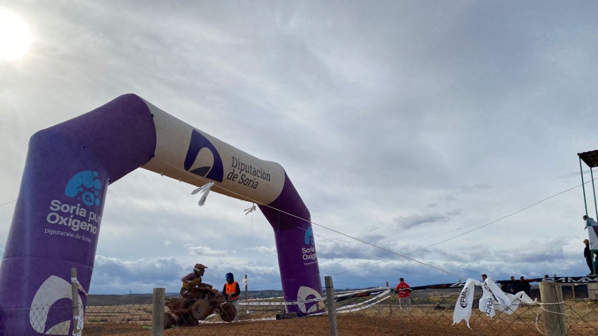 Más de 40 pilotos participaron este domingo en el nacional de quadcross y en el regional de motocross. La cita fue en el Cabeza de Perro de la localidad sanestebeña y la organización corrió a cargo del Motoclub Lairón.