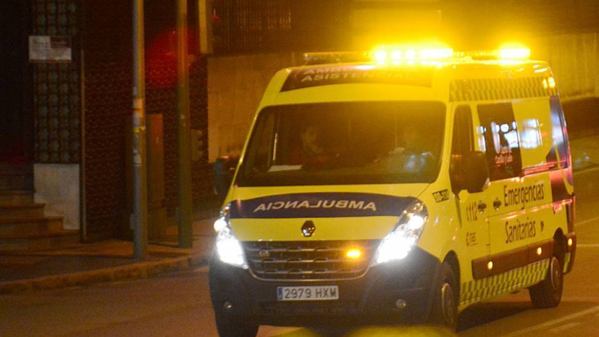Una ambulancia enfila la calle Tejera en una imagen de archivo.-HDS
