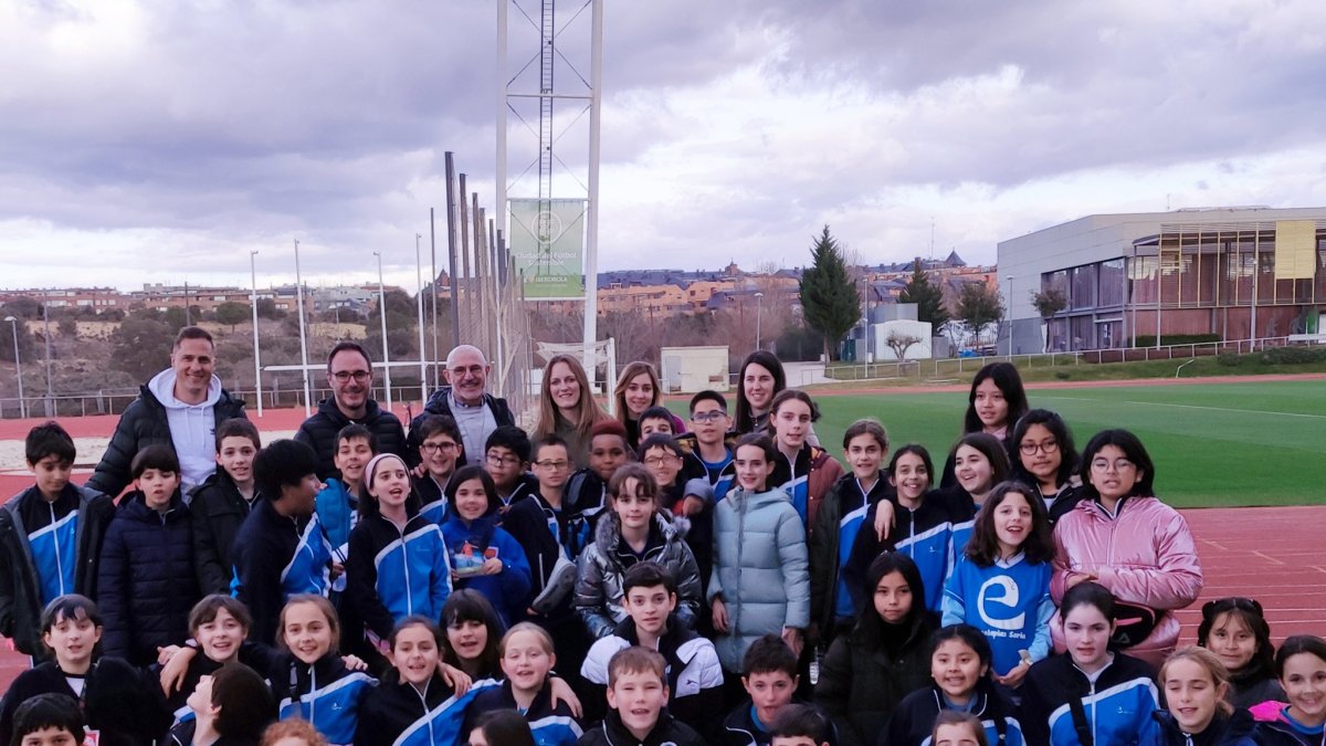 Los alumnos de Quinto de Primaria con el seleccionador nacional español Luis de la Fuente en Las Rozas. HDS