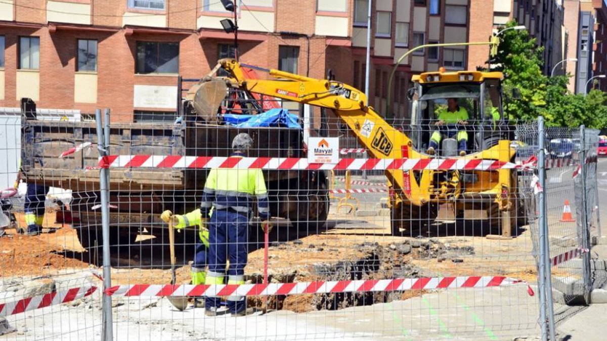Trabajos en el colector de la rotonda del Espolón.-ÁLVARO MARTÍNEZ