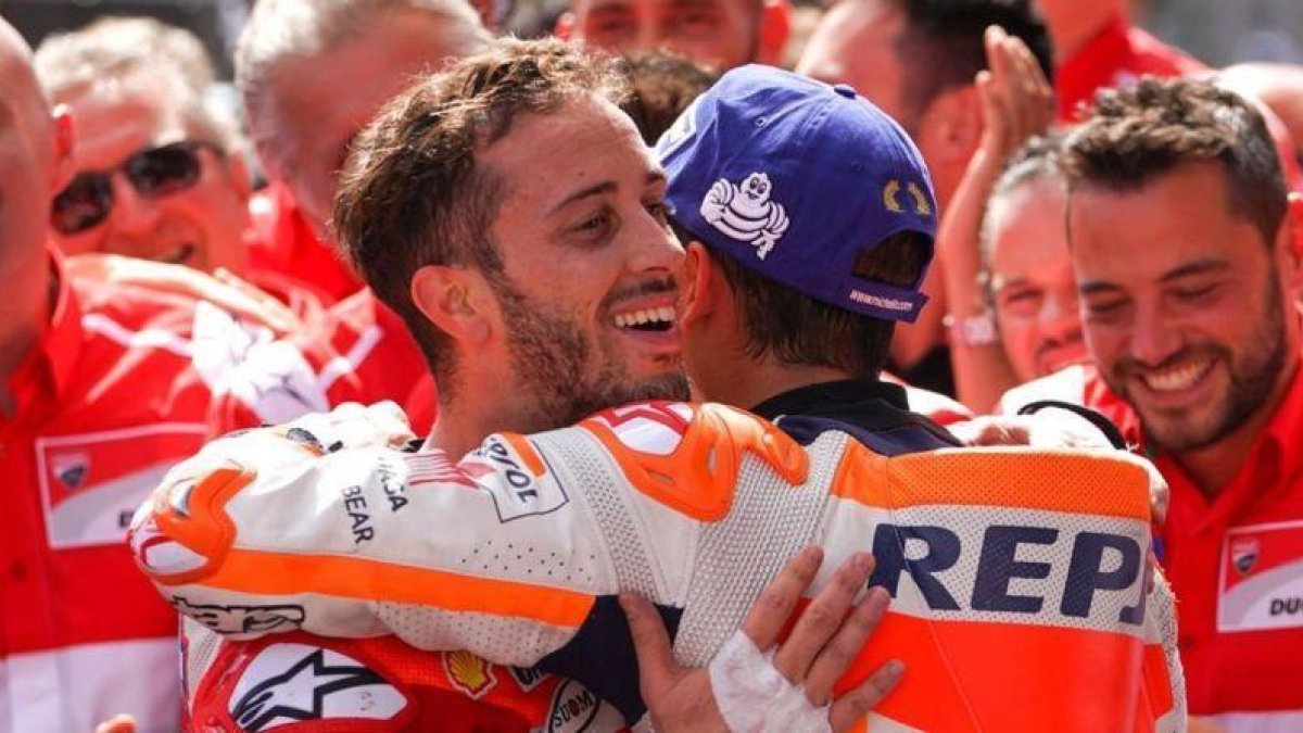 Marc Márquez abraza a Andrea Dovizioso, en Austria.-ALEJANDRO CERESUELA