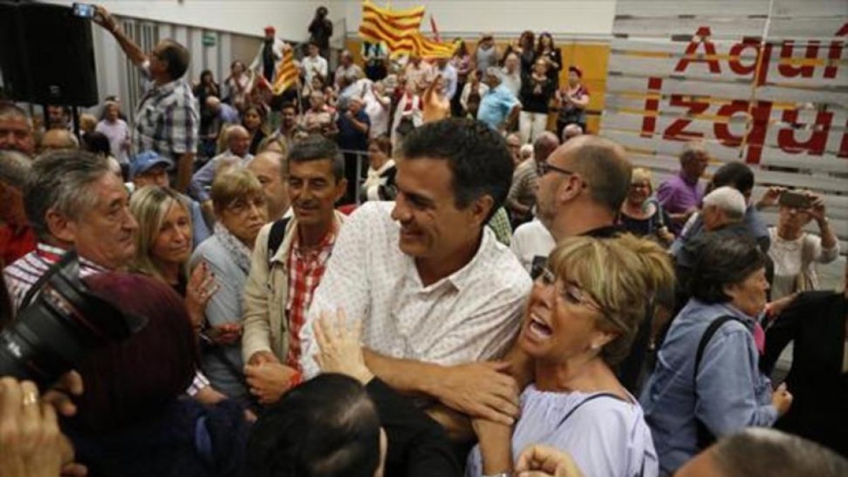 El exlíder del PSOE y candidato a las primarias Pedro Sánchez saluda a militantes socialistas en Viladecans, este jueves.-JULIO CARBÓ