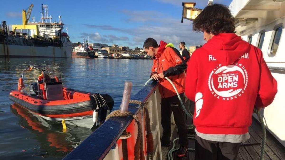 Los voluntarios del 'Golfo Azzuro' de Proactiva Open Arms.-MONTSE MARTÍNEZ