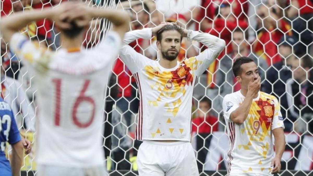 Juanfran, de espaldas, Piqué y Lucas Vázquez se lamentan tras una jugada en el partido ante Italia.-EFE / JUANJO MARTÍN