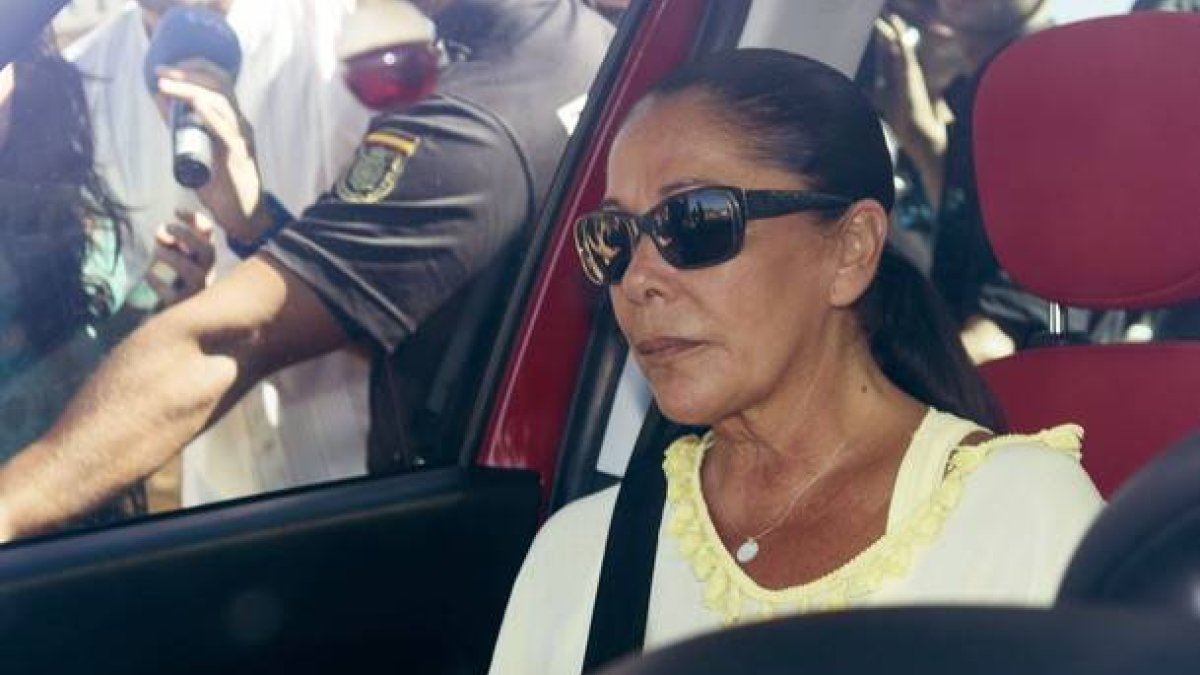 Isabel Pantoja en sus idas y venidas a la cárcel.-Foto: RAÚL CARO/ EFE