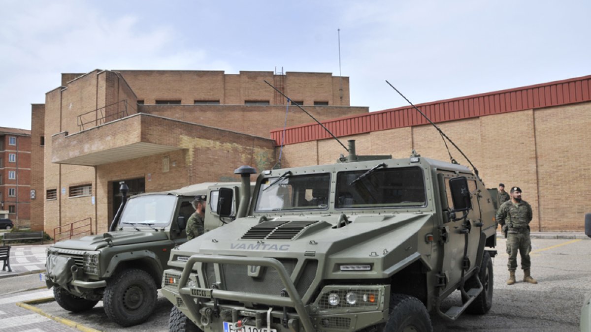 Los vehículos militares en la estación de autobuses. VALENTÍN GUISANDE