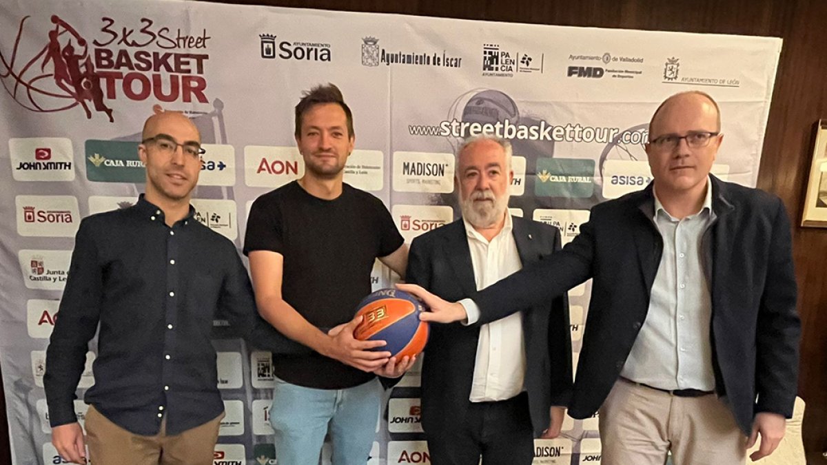 Presentación del Street Basket Tour, ayer en el Ayuntamiento de Soria. HDS