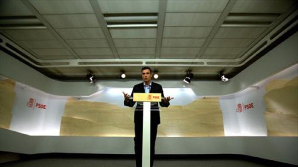 Pedro Sánchez, en la rueda de prensa tras la reunión de la ejecutiva federal que ofreció el lunes 26 de septiembre.-DAVID CASTRO