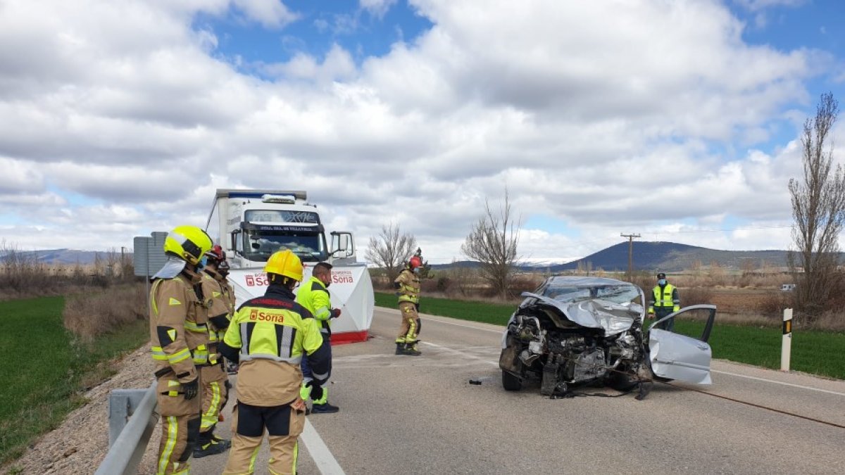 Servicios de emergencia junto a los dos vehículos implicados en el accidente mortal. GONZALO MONTESEGURO