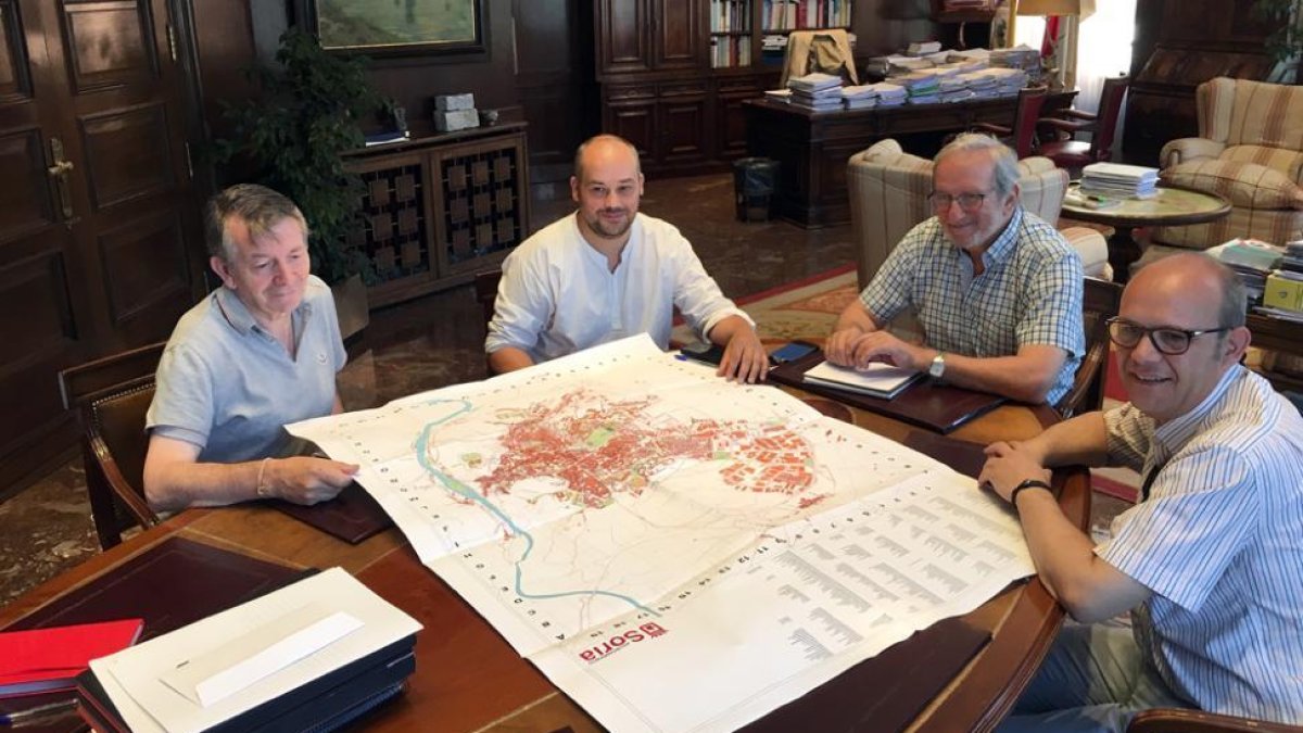 Romero, Aparicio, Bárez y Lara en la constitución de la mesa.-AYUNTAMIENTO