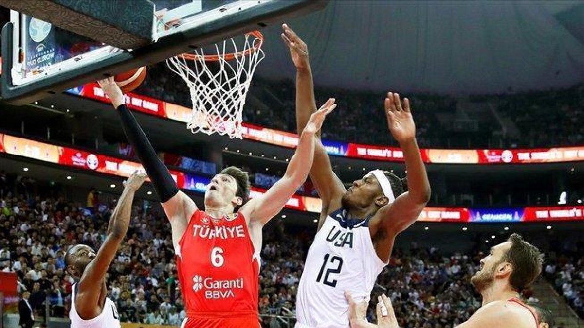 Osman, de Turquía, deja una bandeja en presencia de Turner.-WU HONG (EFE)